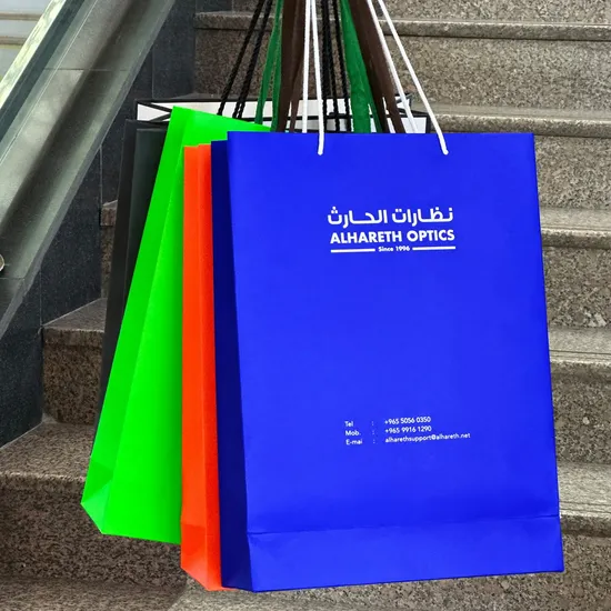 Borsa regalo per la spesa di lusso con confezione in carta nera stampata con manico